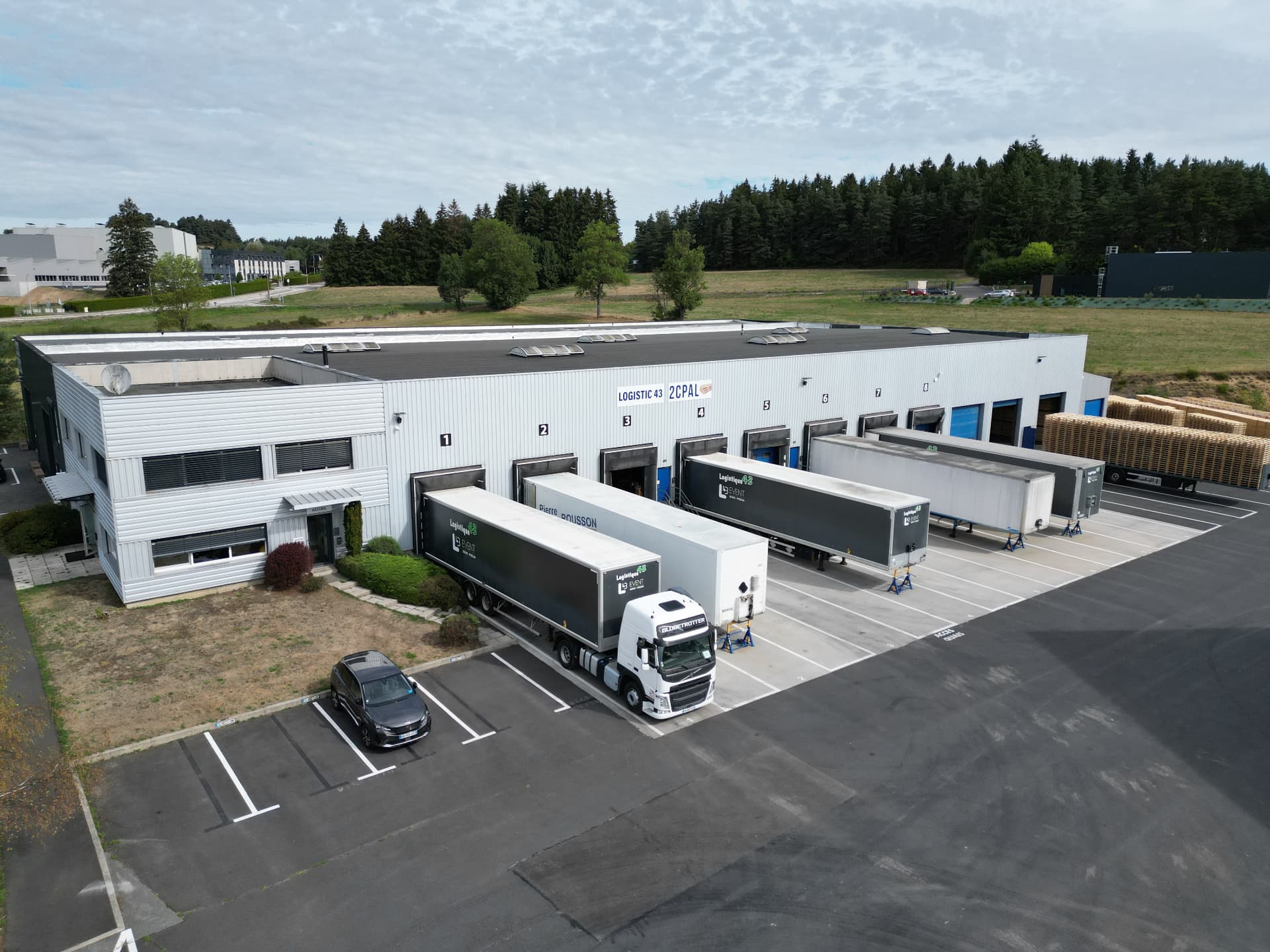 Vue aérienne des quais de chargement et de la cour poids lourds de LOGISTIC 43
