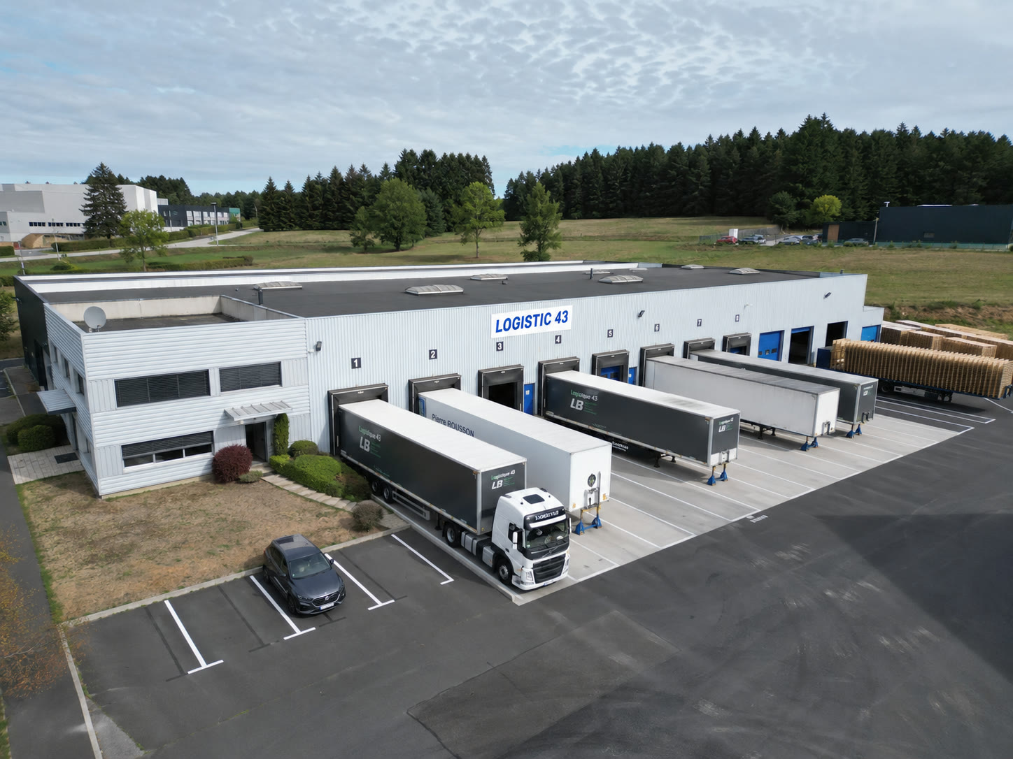 Les 8 quais de chargement numérotés du site LOGISTIC 43 à Sainte-Sigolène, semi-remorques à quai